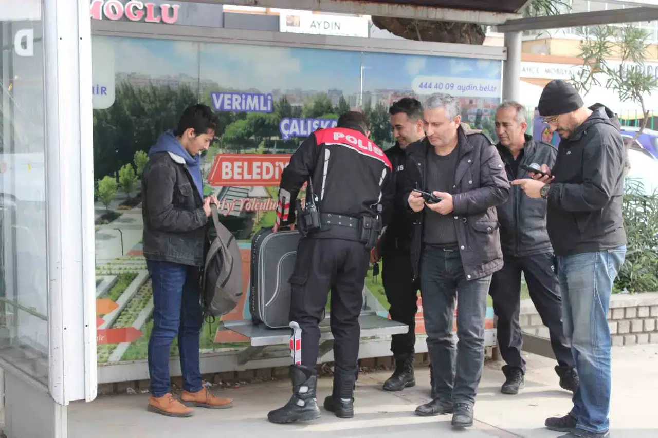 Yemek Yemeye Gitti, Valizlerinden Oluyordu