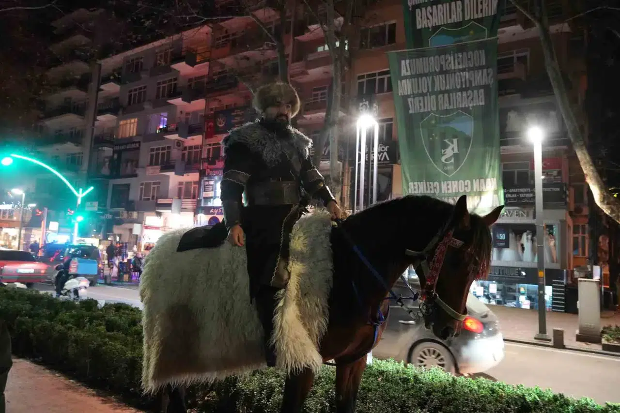 Yeni Yıla At Üstünde Girdi