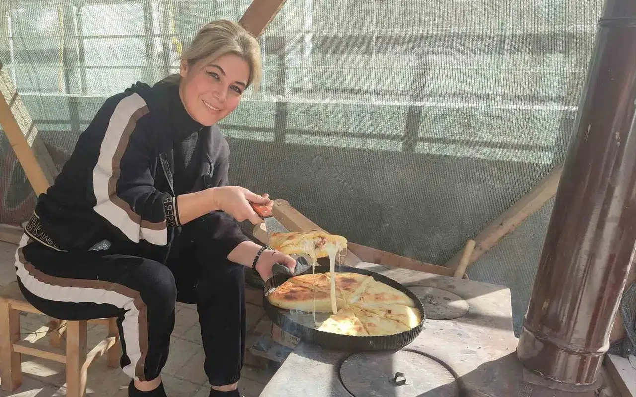 Zelzele Sonrası Odun Ateşinde Pişirdiği Kömbe Geçim Kaynağı Oldu