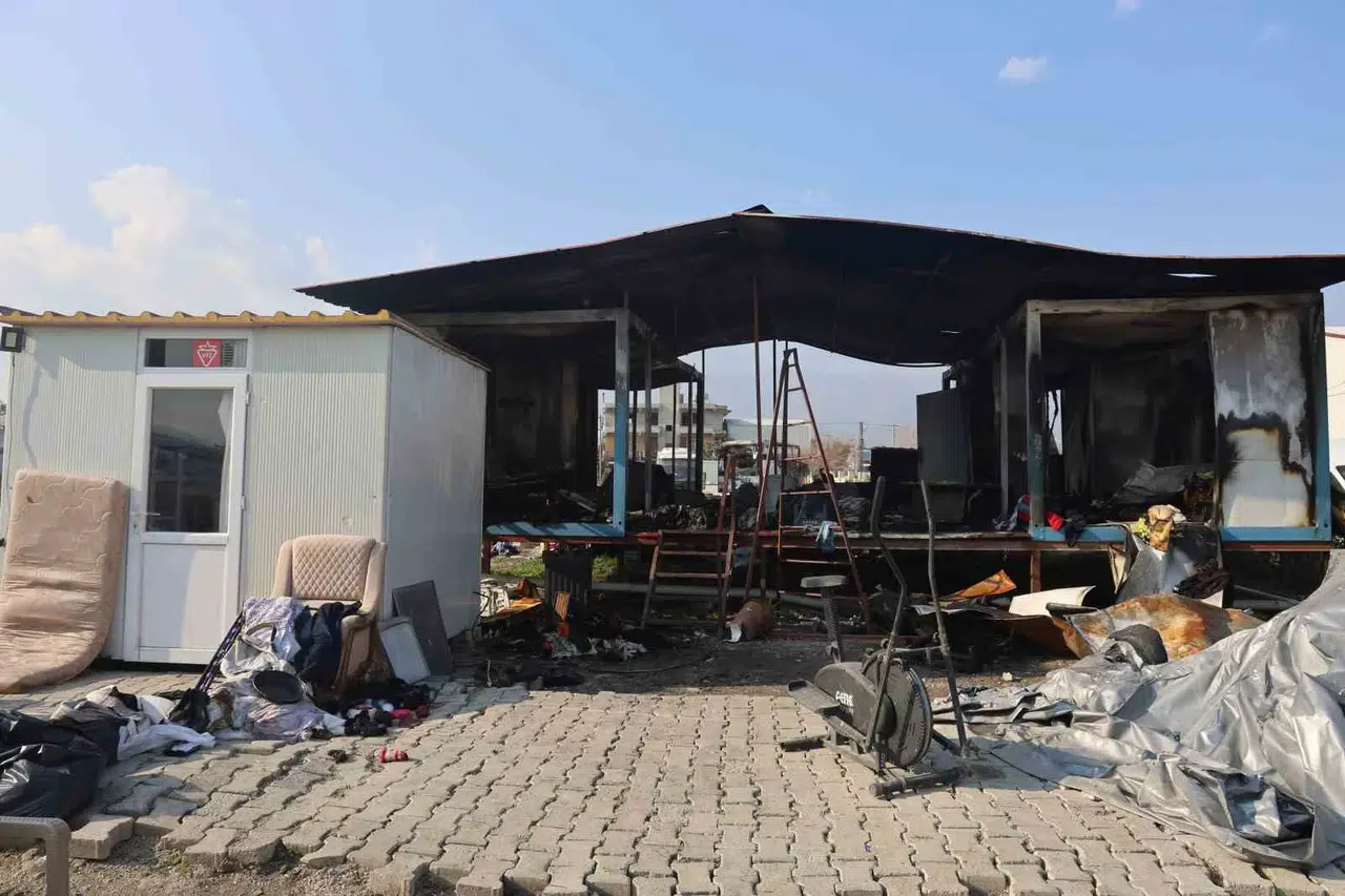 Zelzelede Konutları Yıkılan Ailenin Konteyner Yuvası Alevlere Teslim Oldu