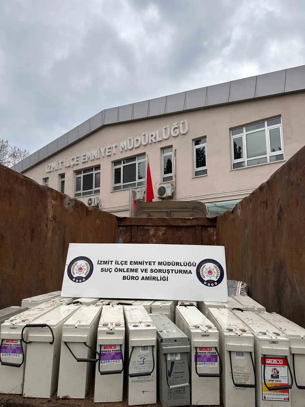 1 Milyon 300 Bin Liralık Akü Hırsızlığı Polise Takıldı