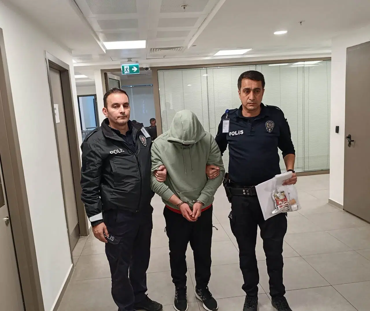 157 Dolandırıcılık Hatasından Aranan Şahıs Uydurma Pasaportla Yakalandı