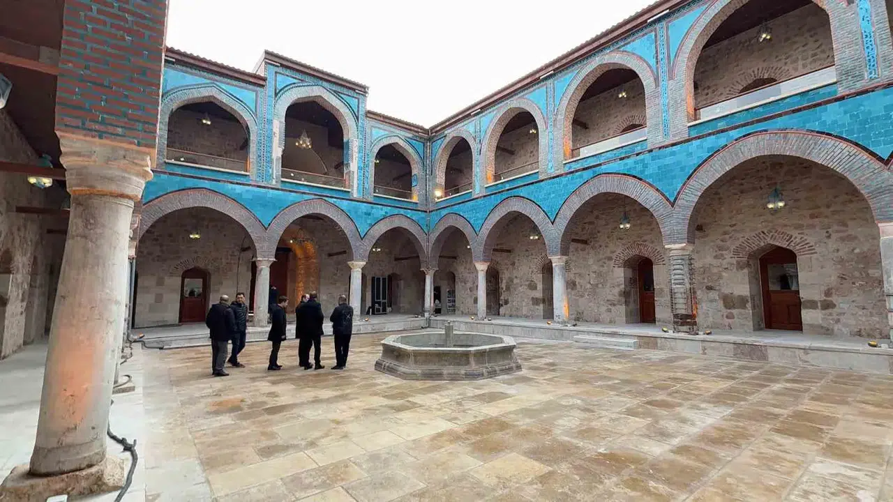 18. Yüzyıla İlişkin Havuz, 800 Yıllık Gök Medrese’nin Yapısına Uygun Olarak Yerleştirildi
