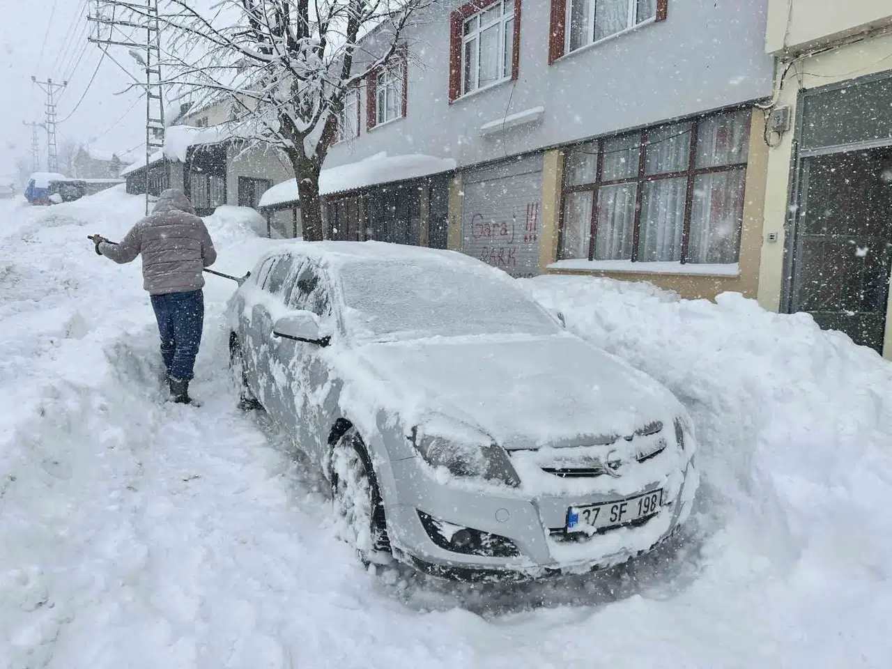 180 Santimetrelik Karın Altında Kalan Araçlarını Zahmetle Çıkarttılar