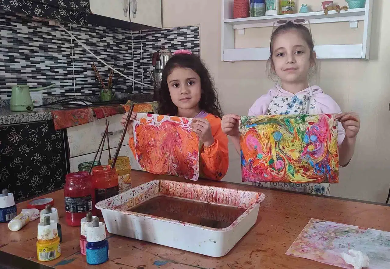 6 Yaşında Ebru Sanatına Başladı