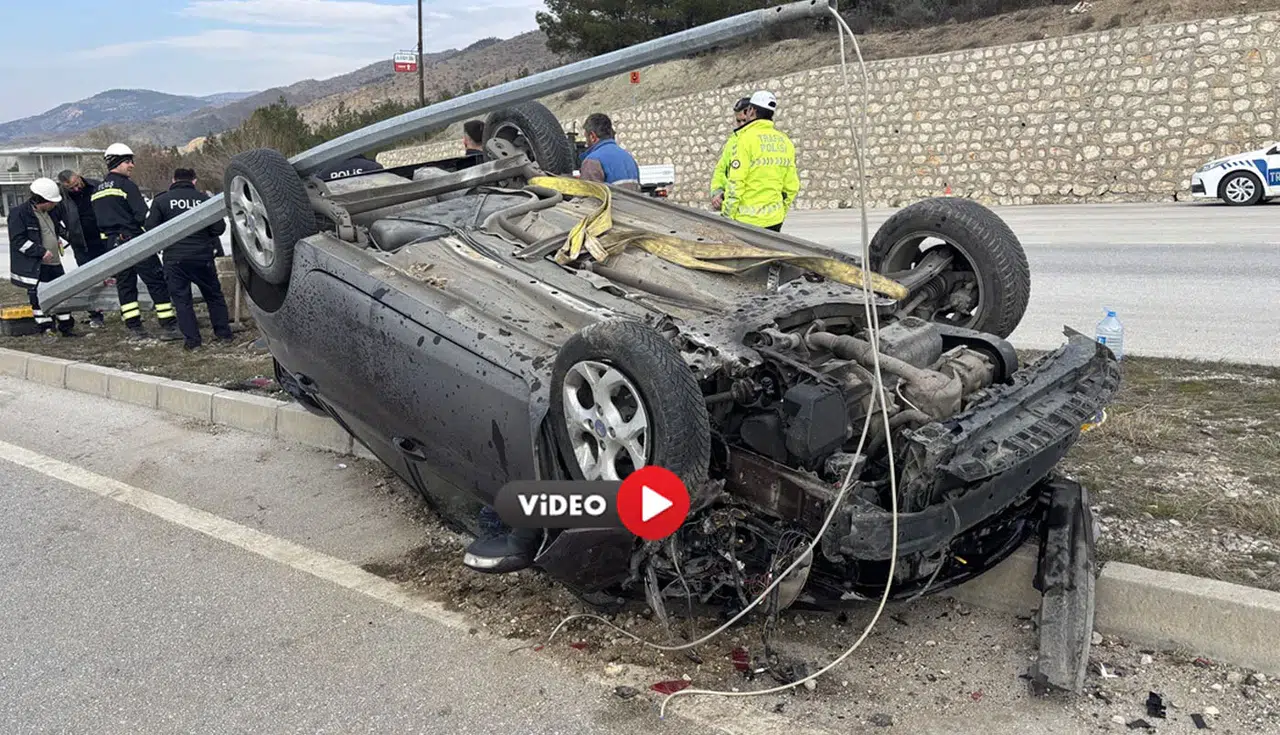 Aydınlatma Direğine Çarpan Otomobilin Sürücüsü Yaralandı