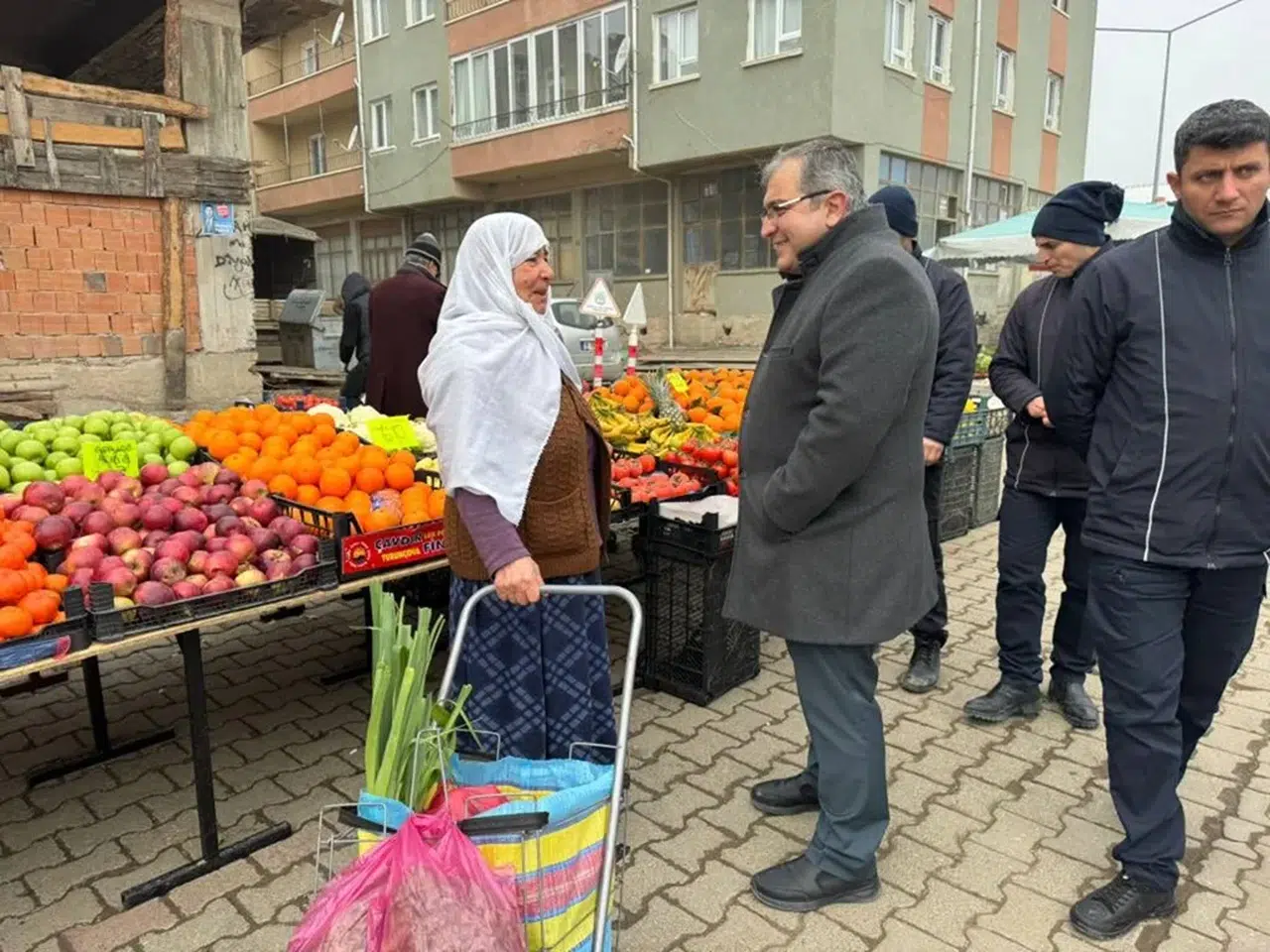 Başkan Ünlü’den Pazar Ziyareti