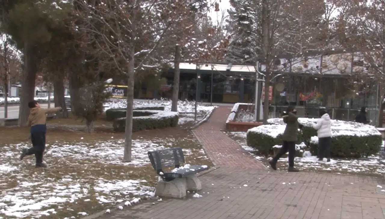 Çocuklar Soluğu Parklarda Aldı