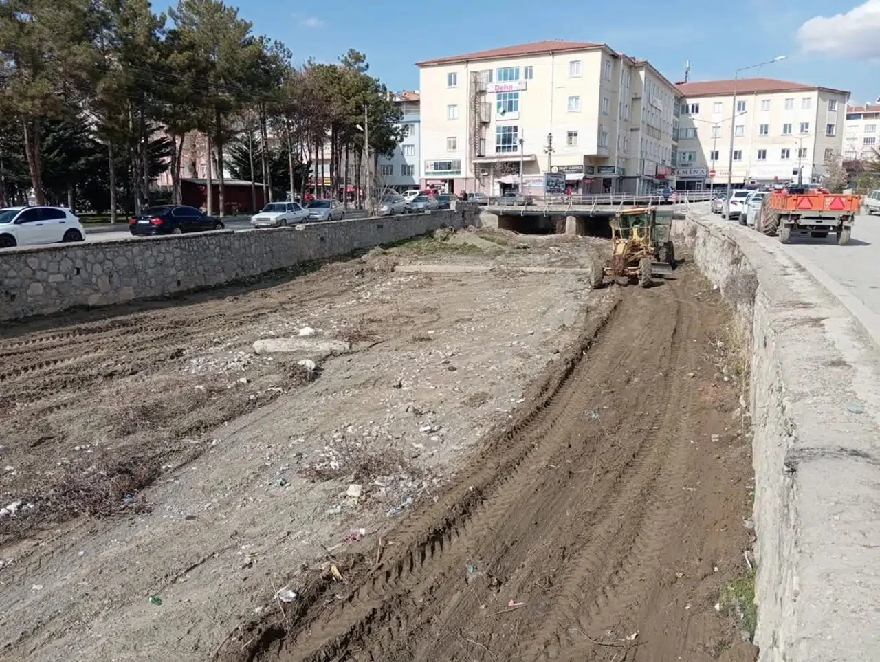 Dere Yataklarında Temizlik ve Düzenleme Çalışması Yaptı