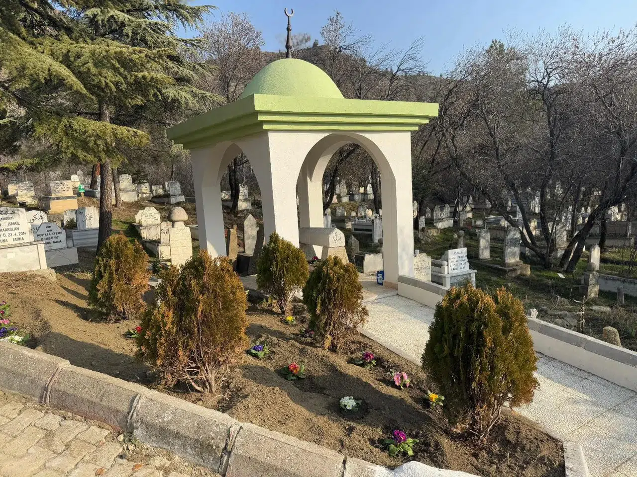 Hacıkarani Mezarlığı’nda Çevre Düzenlemesi Tamamlandı