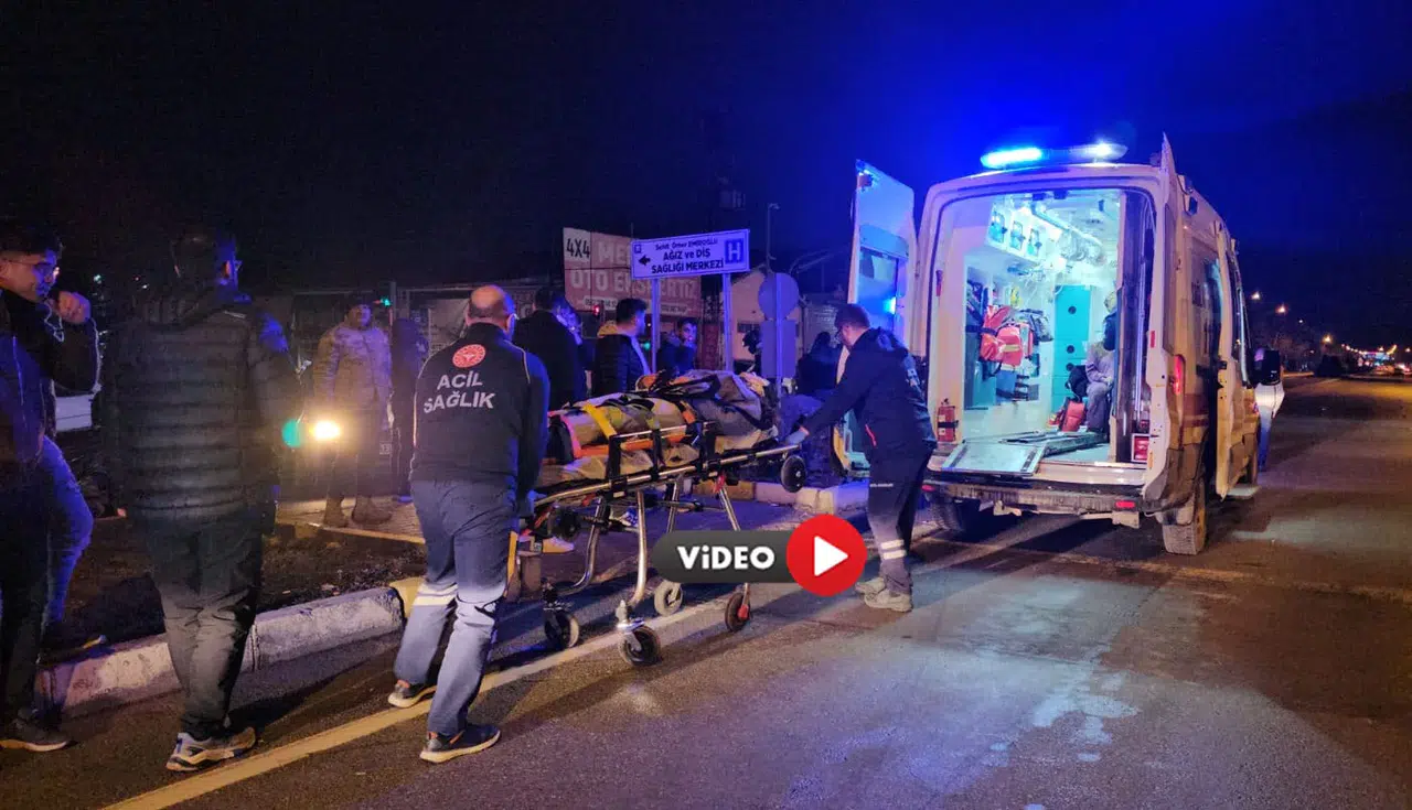 Hızla Gelip Trafik Lambasına Çarptı, Yaralılar Var