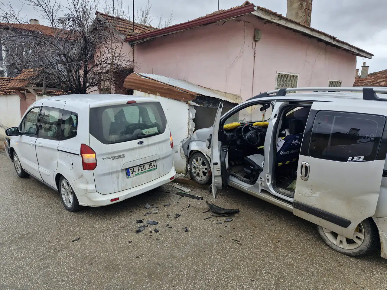 İki Hafif Ticari Araç Çarpıştı
