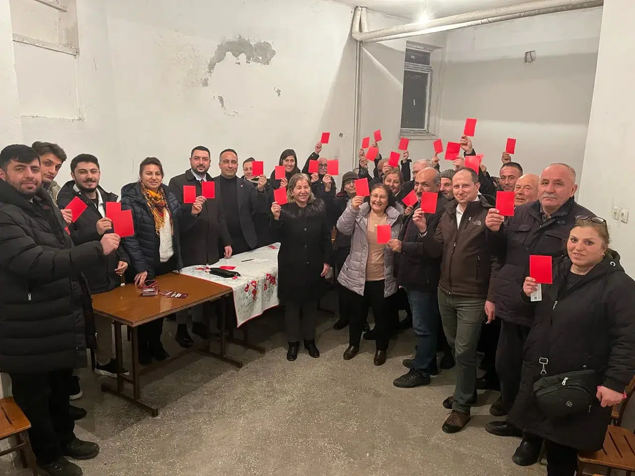 Kırmızı Kart Gösterip CHP’ye Üye Oldular