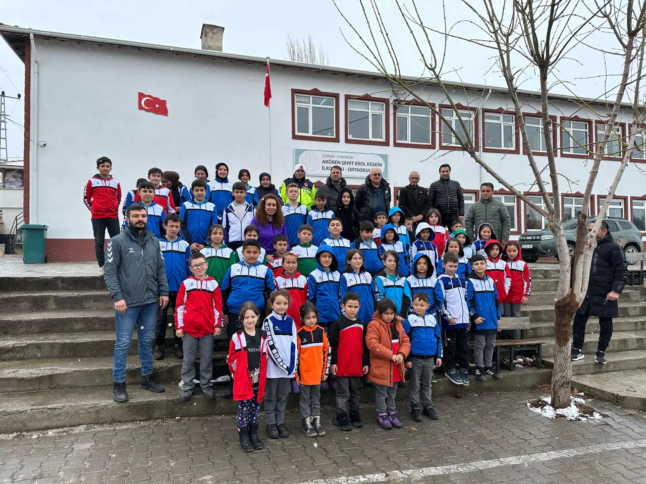 Öğrencilere Eşofman Takımı Hediye Edildi