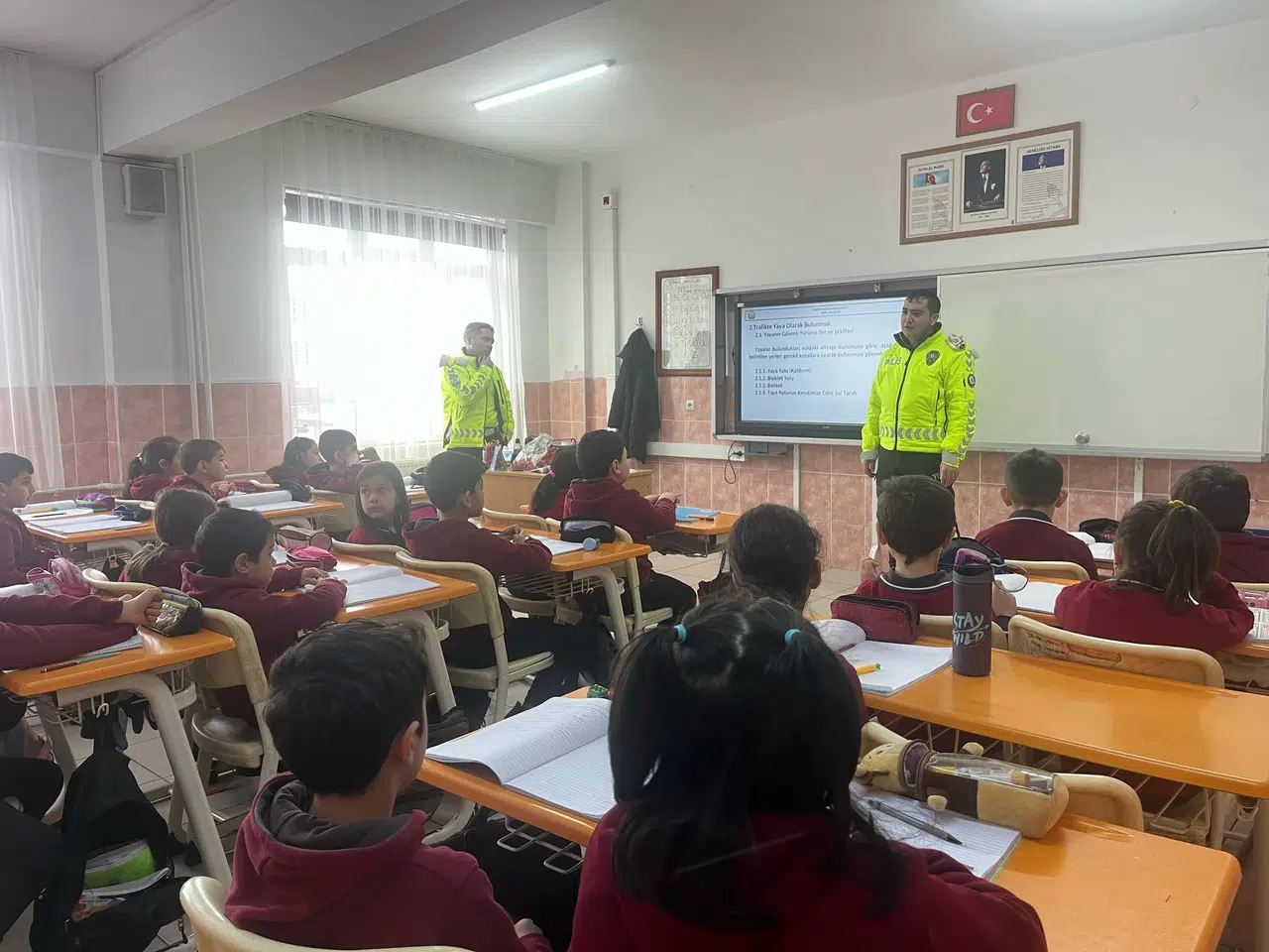 Polis Ekipleri Öğrencilere Trafik Bilincini Aşılıyor