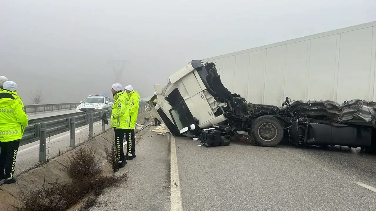 TIR Bariyere Çarptı, Trafik Felç Oldu