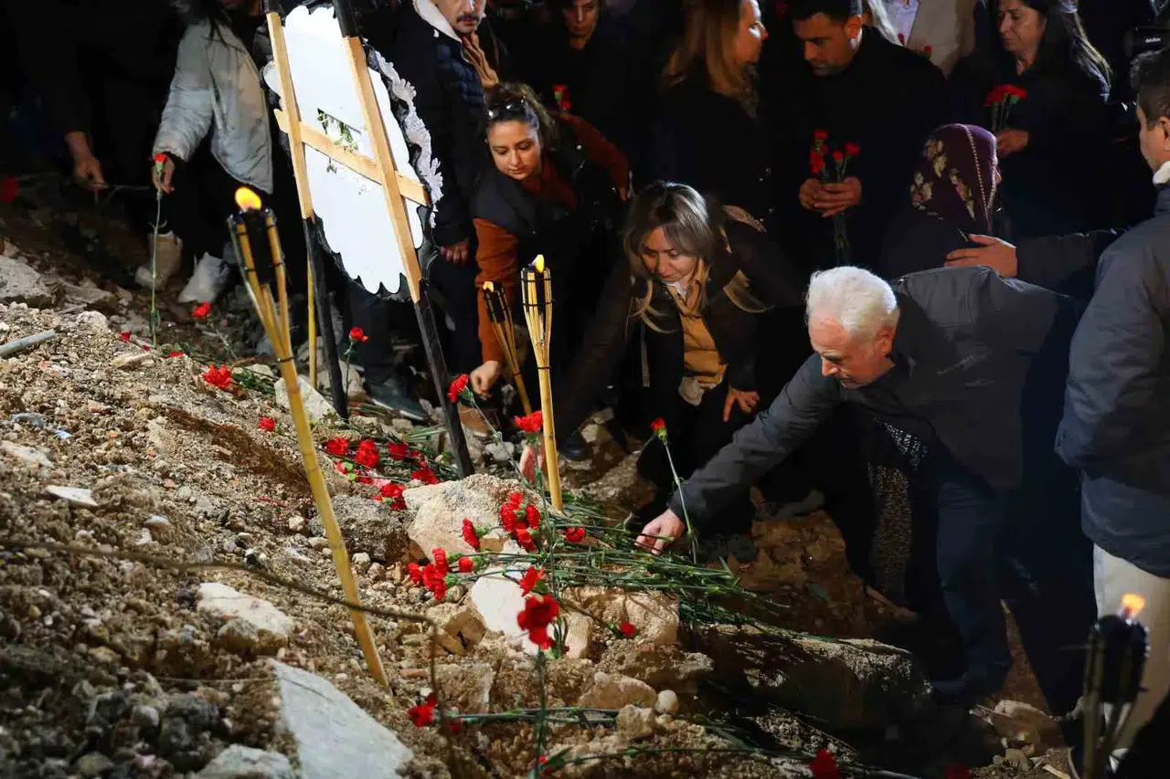 Adana’da Zelzelede Hayatını Kaybedenler Gözyaşlarıyla Anıldı