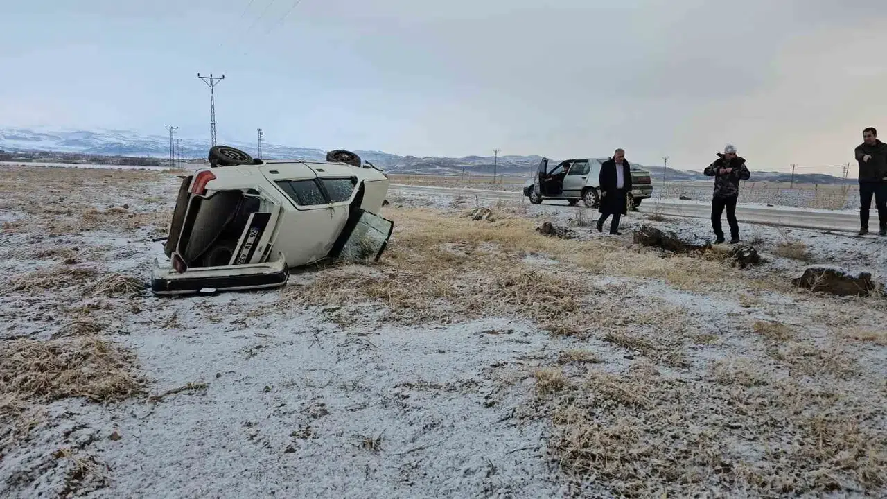 Adilcevaz’da Araba Şarampole Yuvarlandı: 5 Yaralı