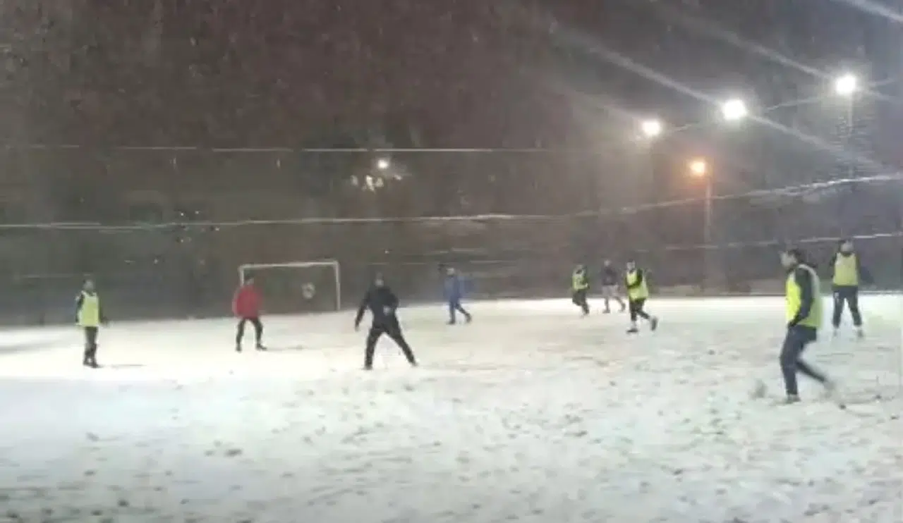 Ağır Kar Yağışı Futbol Aşkına Pürüz Olamadı