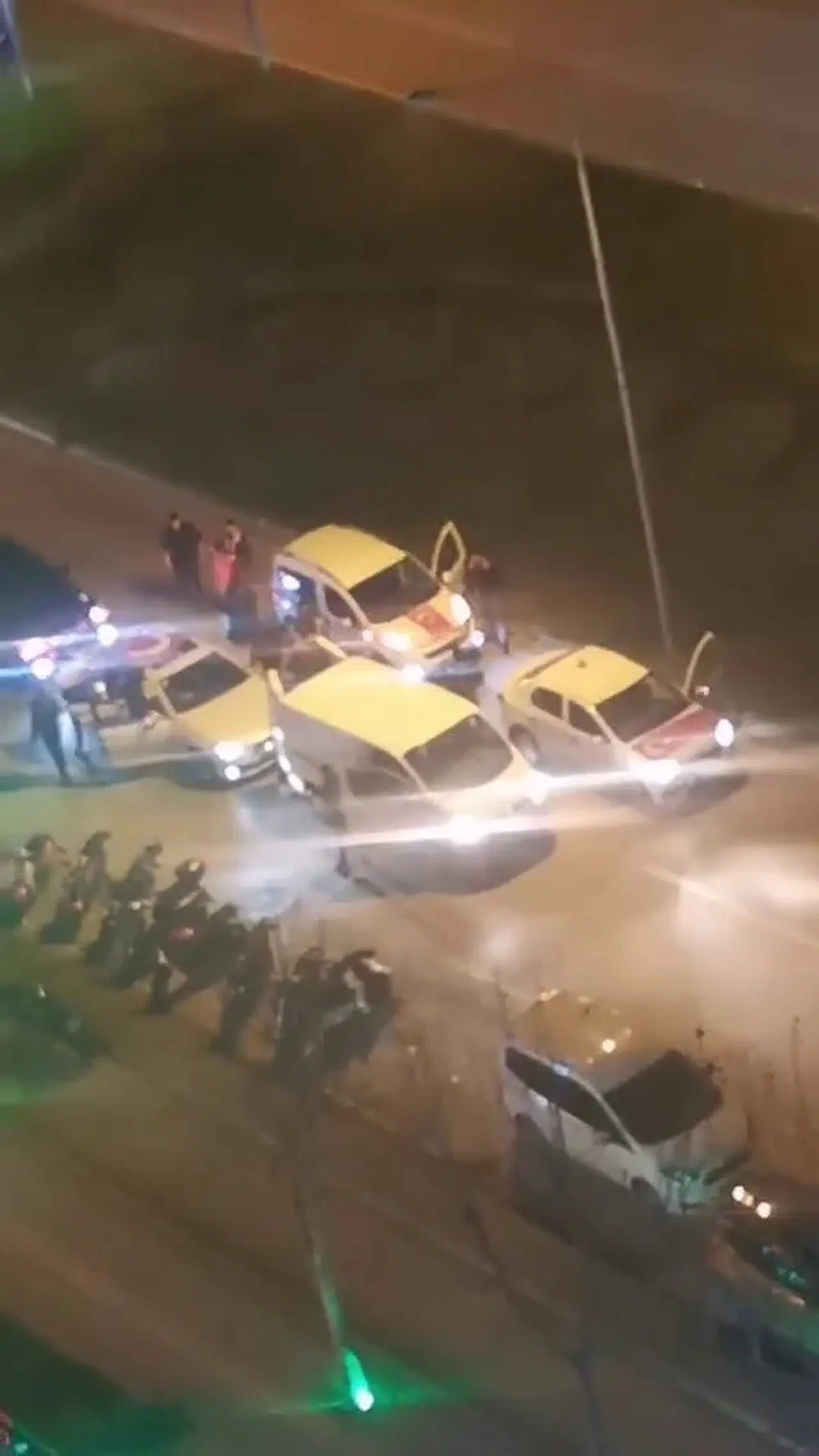 Ağır Trafiği Hiçe Saydılar, Yolu Kesip Bu türlü Eğlendiler