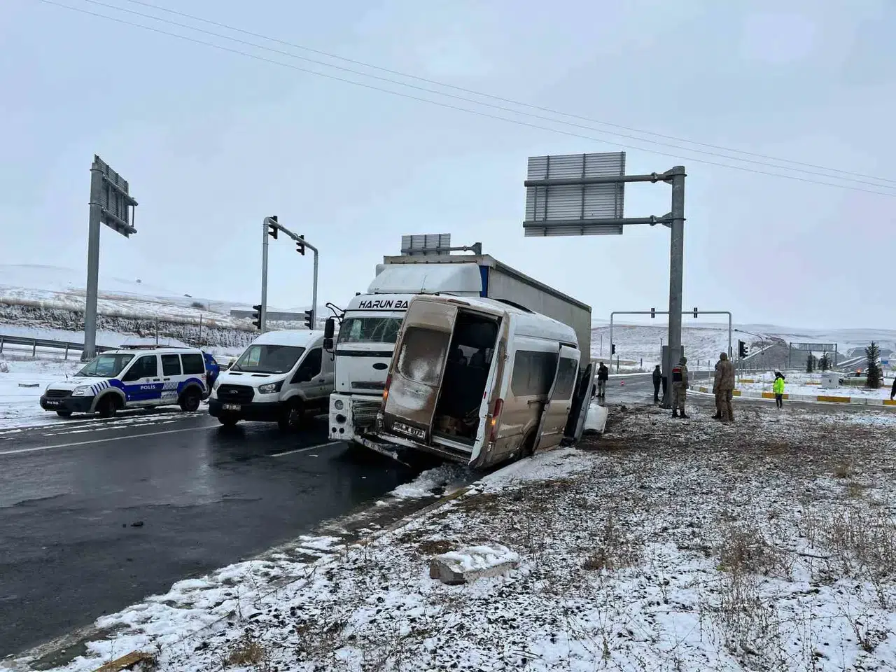 Ağrı’da Cazibeli ile Minibüs Çarpıştı; 2’si Ağır 8 Yaralı