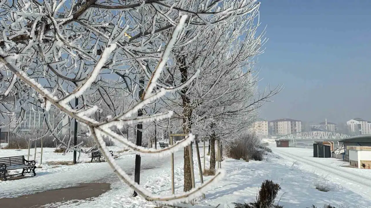 Ağrı’da Hava Yine Buz Kesti