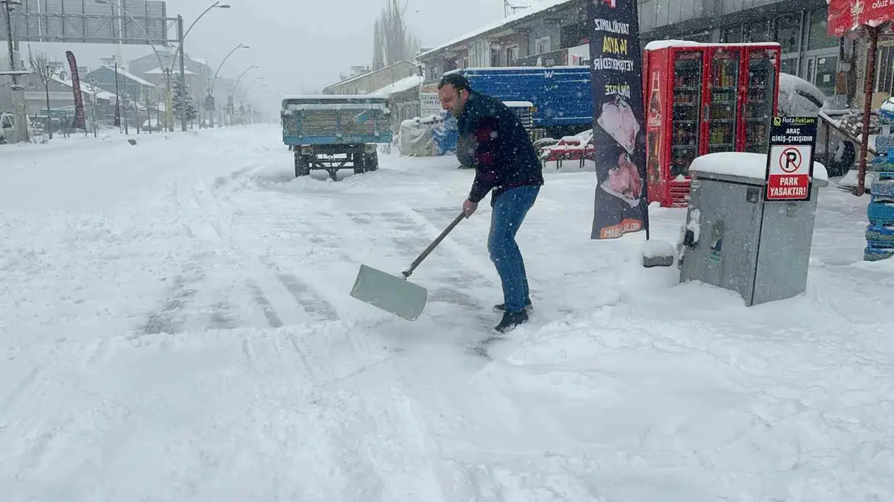 Ağrı’da Kar Yağışı Tesirli Olmaya Devam Ediyor
