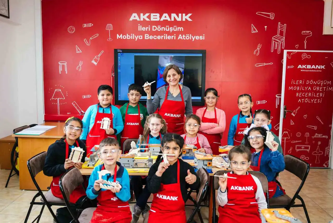 Akbank Sarsıntı Bölgesinde İleri Dönüşümle Yeni Başlangıçlara Öncülük Ediyor