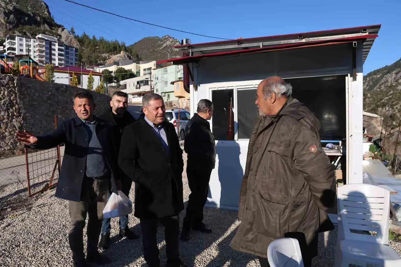 Akli İstikrarını Kaybedip Sokaklarda Yaşayan Gürbüz Amca İçin İlçe Seferber Oldu