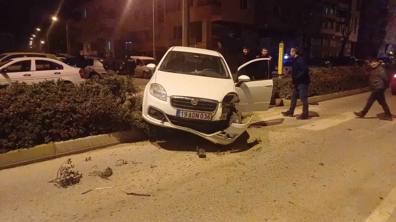 Alkollü Şoför Arabası ile Orta Refüje Çıktı, Hafif Sıyrıklarla Kurtuldu