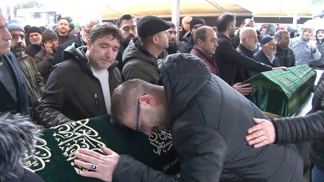 Ankara’da Anneleri Tarafından Bilekleri Kesilen 2 Kardeş Kartal’da Toprağa Verildi
