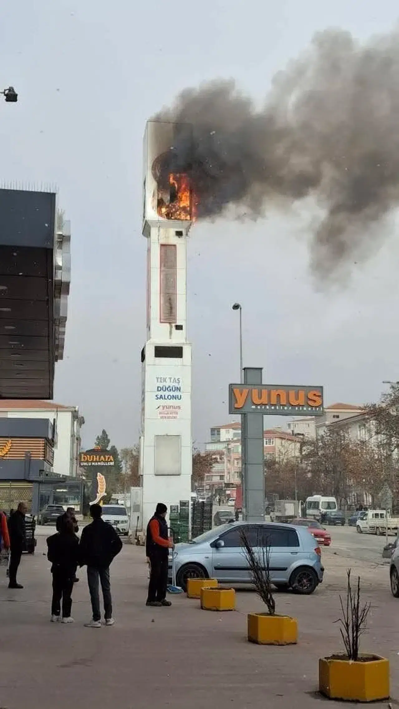 Ankara’da Baz İstasyonu Kulesindeki Yangın Patlamalara Neden Oldu