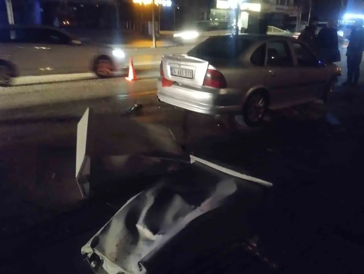 Ankara’da Denetimden Çıkan Araba Kaldırımdaki Elektrik Panosuna Çarptı: 2 Yaralı