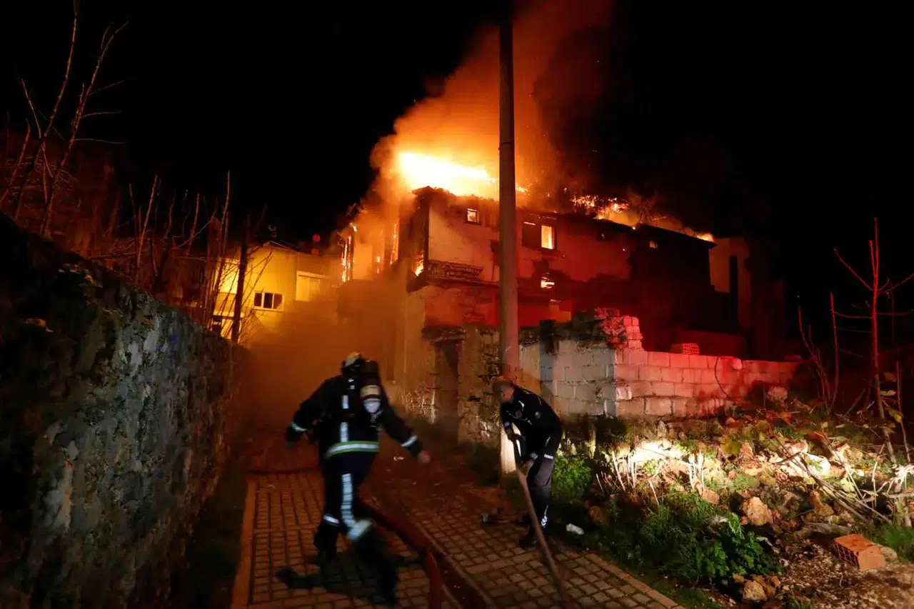 Antalya’da 150 Yıllık Tarihi Mesken Alev Alev Yandı, Mahalleli Sokağa Döküldü