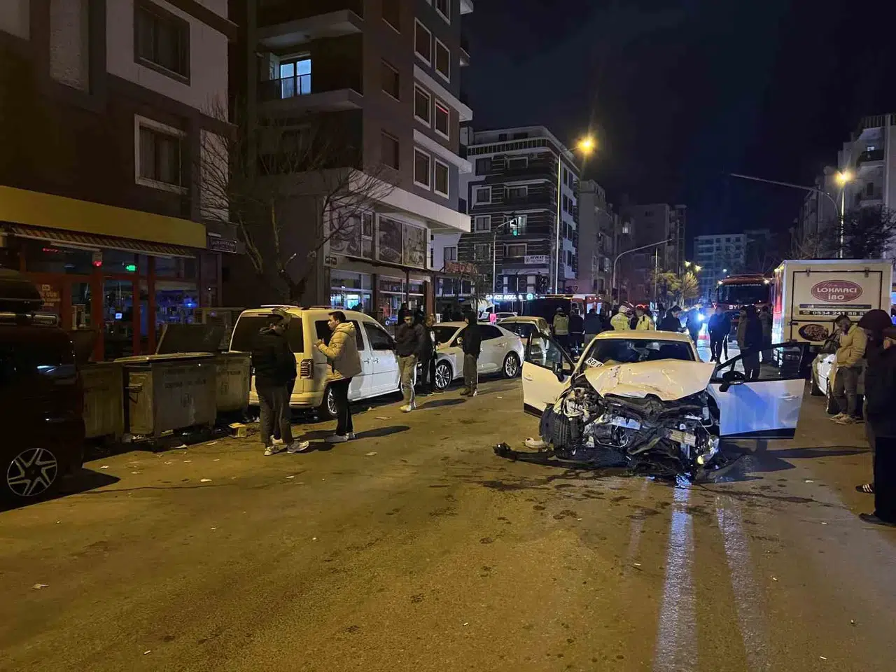Araba ile Çarpışan İtfaiye Aracı Park Halindeki Araçlara Vurdu: 1 Yaralı