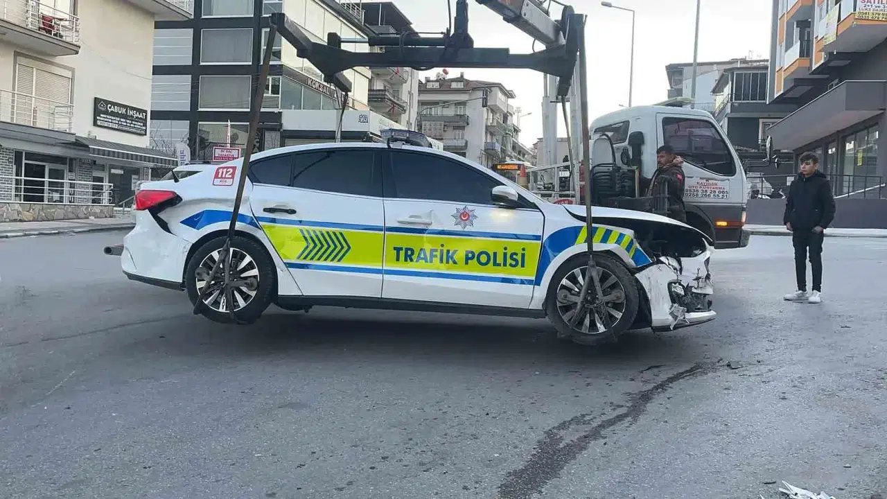 Araba ile Polis Aracı Çarpıştı: 1’i Çocuk 4 Yaralı
