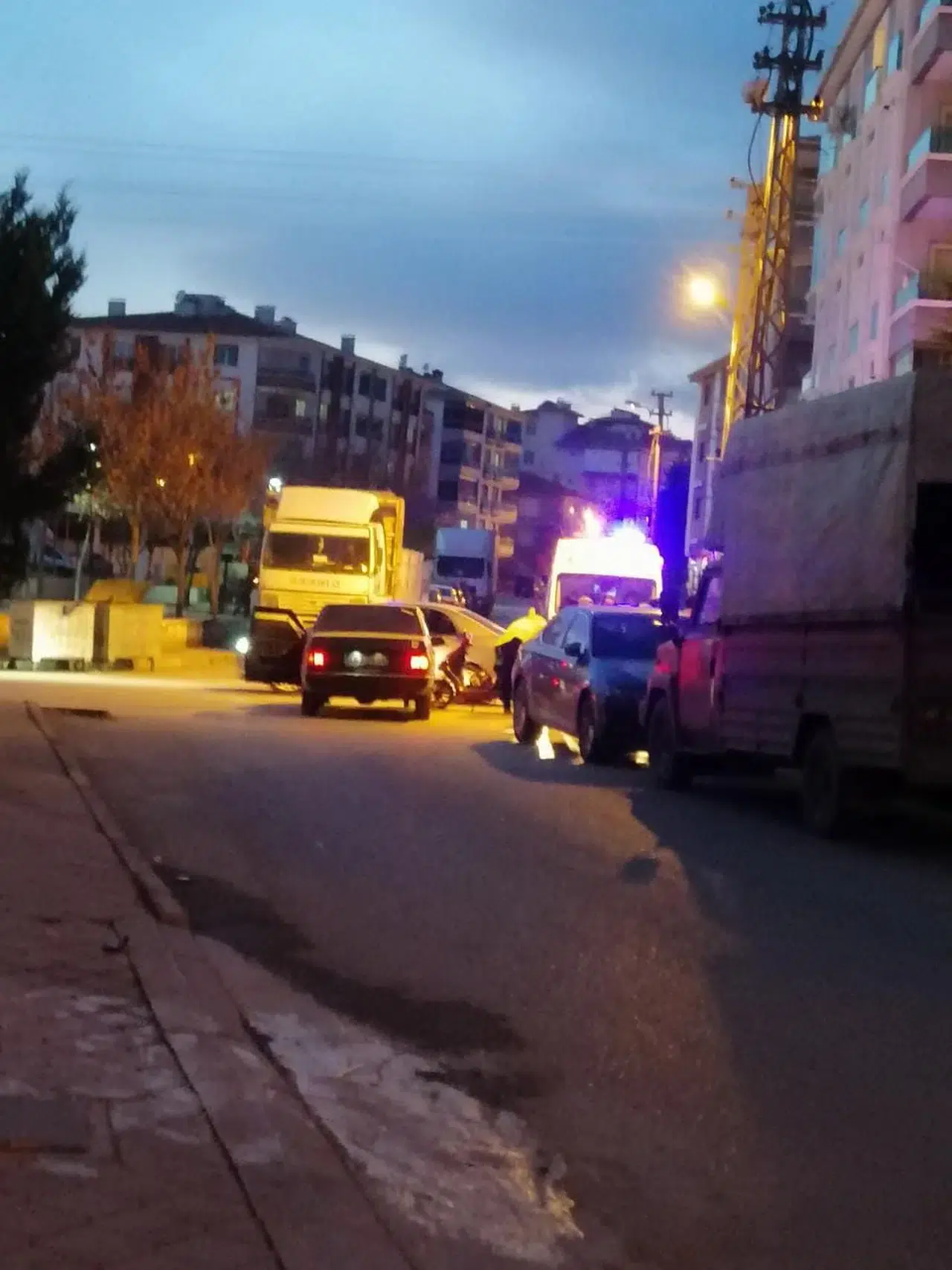 Arabaya Çarpan Minibüs Sürücüsü Kaçtı: 1 Yaralı