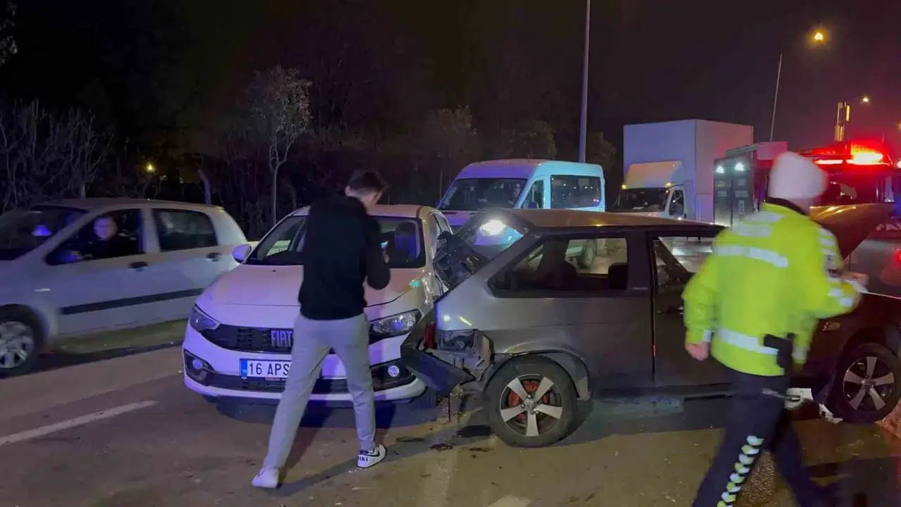 Aracının Direksiyon Hakimiyetini Kaybetti, Önündeki 3 Arabaya Çarparak Durabildi