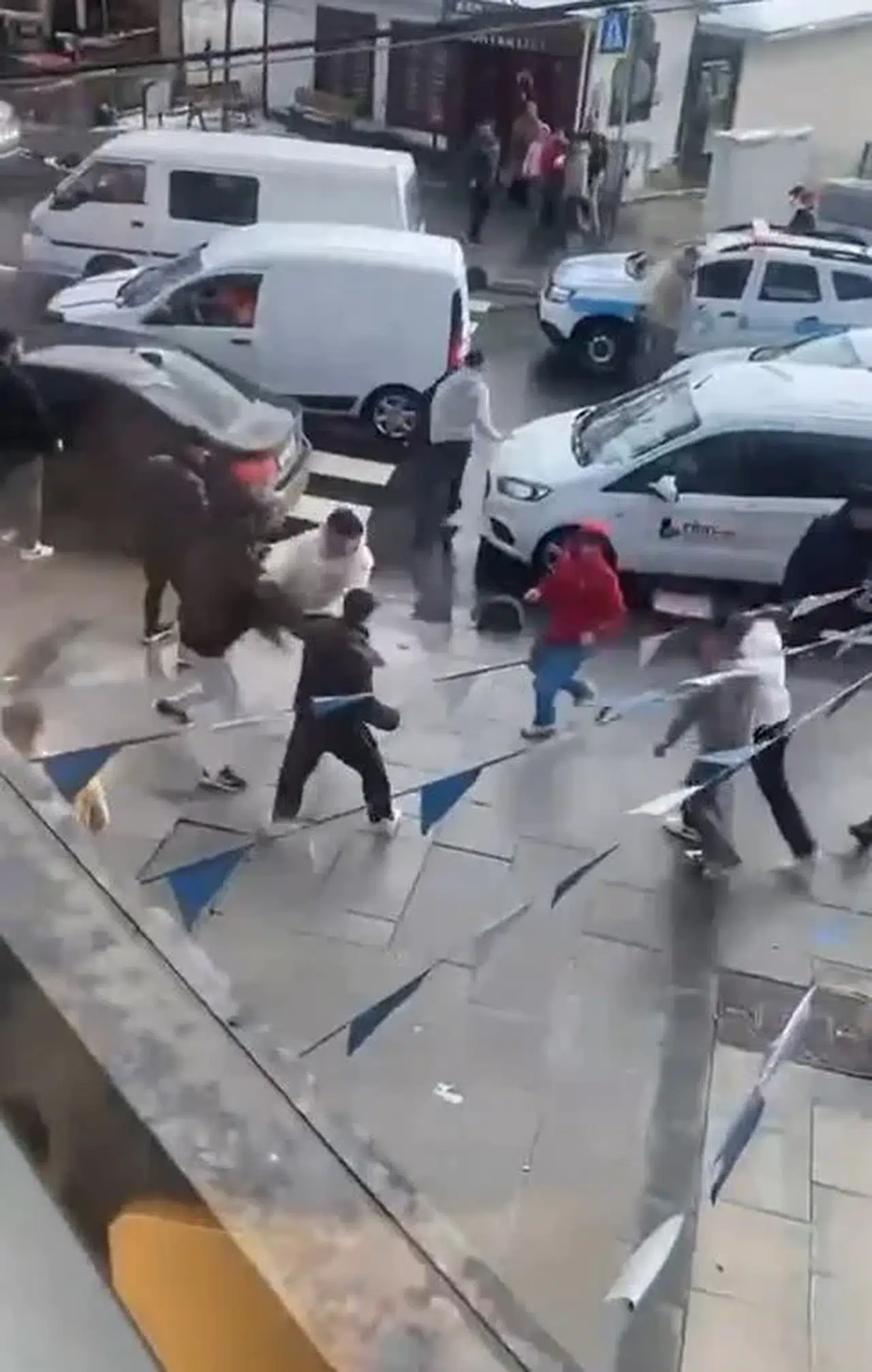 Arnavutköy’de Gençlerin Tekmeli Yumruklu Arbedesi Kamerada