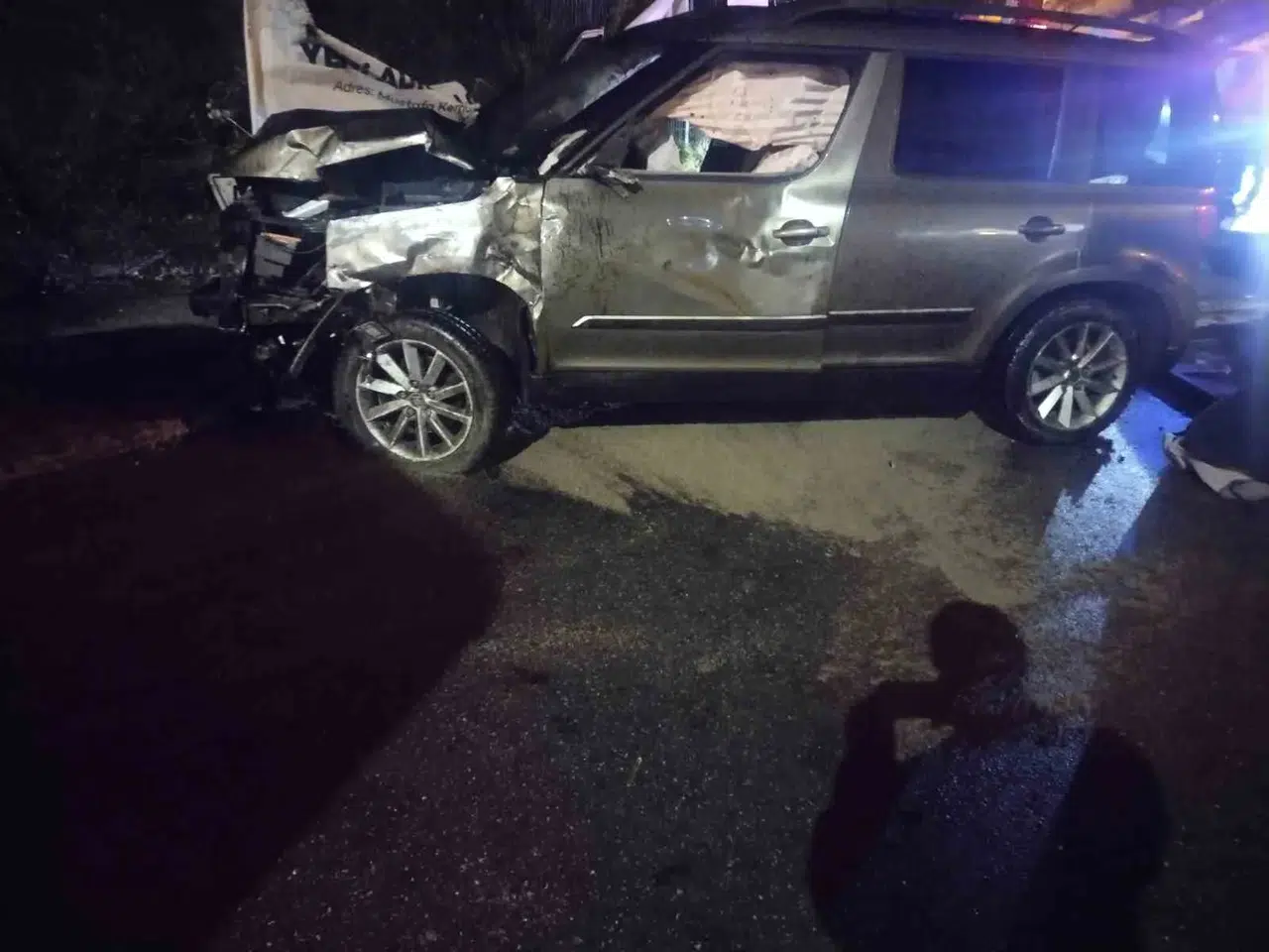 Ataşehir’de Denetimden Çıkan Araba Direğe Çarptı: 1 Ağır Yaralı