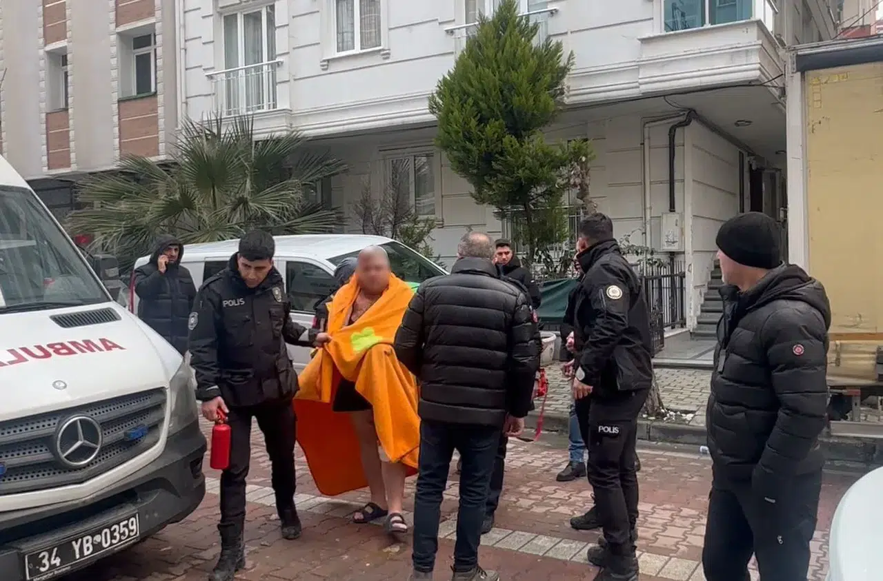 Avcılar’da Meskeninde Kendine Ziyan Veren Adama Özel Harekat Polisi Müdahale Etti