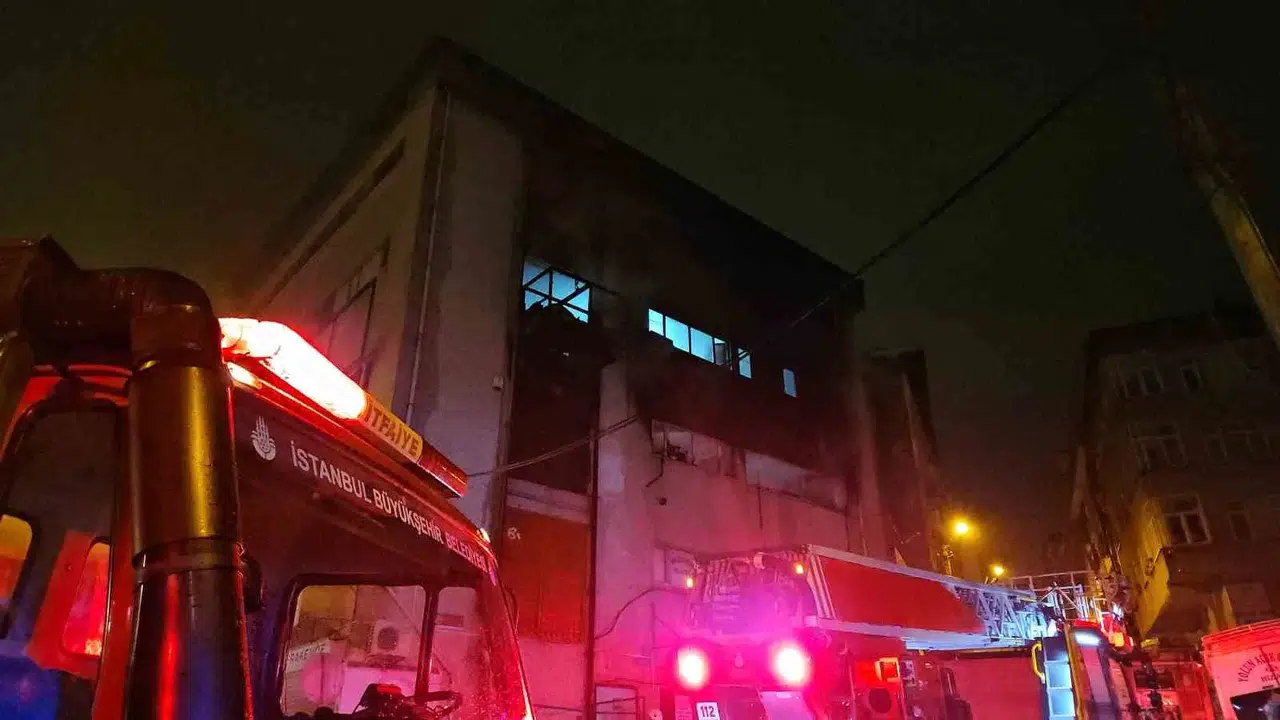 Bağcılar’da Dokumacılık Atölyesinde Yangın: 2 Kişi Dumandan Etkilendi