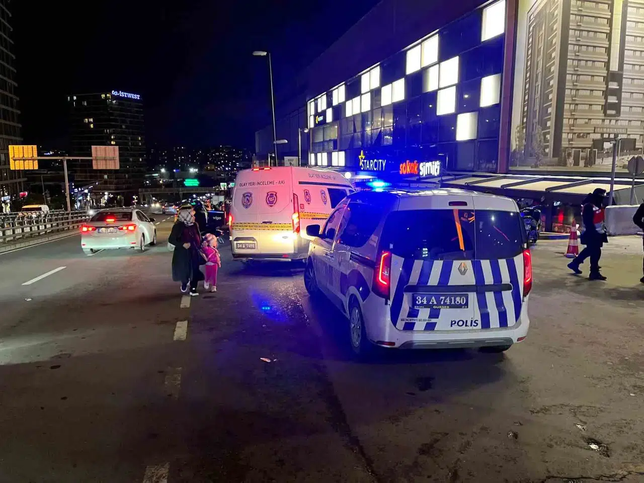 Bahçelievler’de Avm Önünde Silahlı Hücum: 1 Yaralı