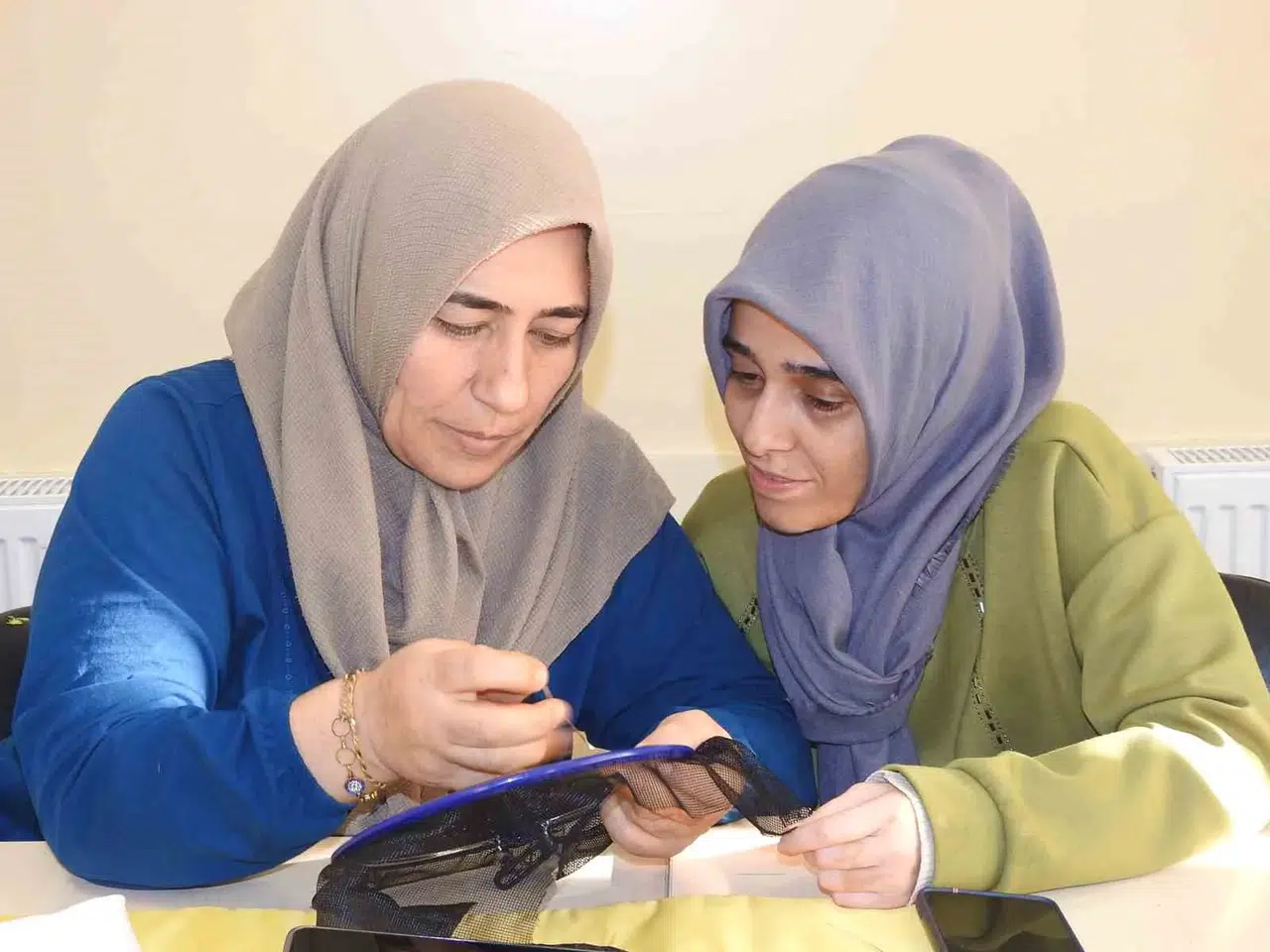 Bayanlar Hem Meslek Öğreniyorlar Hem Para Kazanıyor