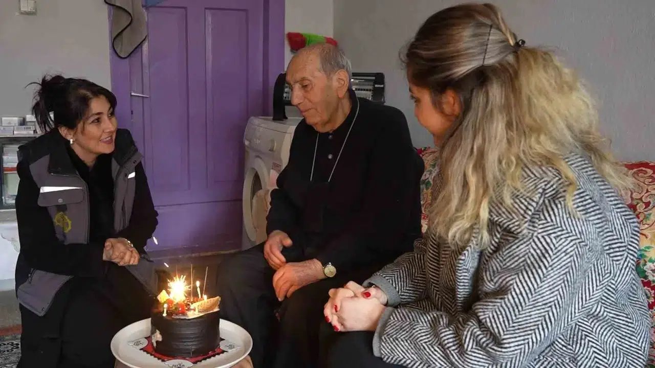 Belediyeden Gönülleri Isıtan Sürpriz: 85 Yıllık Ömründe Birinci Kere  Doğum Gününü Kutladı