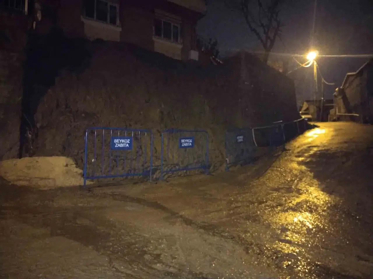 Beykoz’da İstinat Duvarı Çöktü, 2 Katlı Bina Önlem Gayeli Boşaltıldı