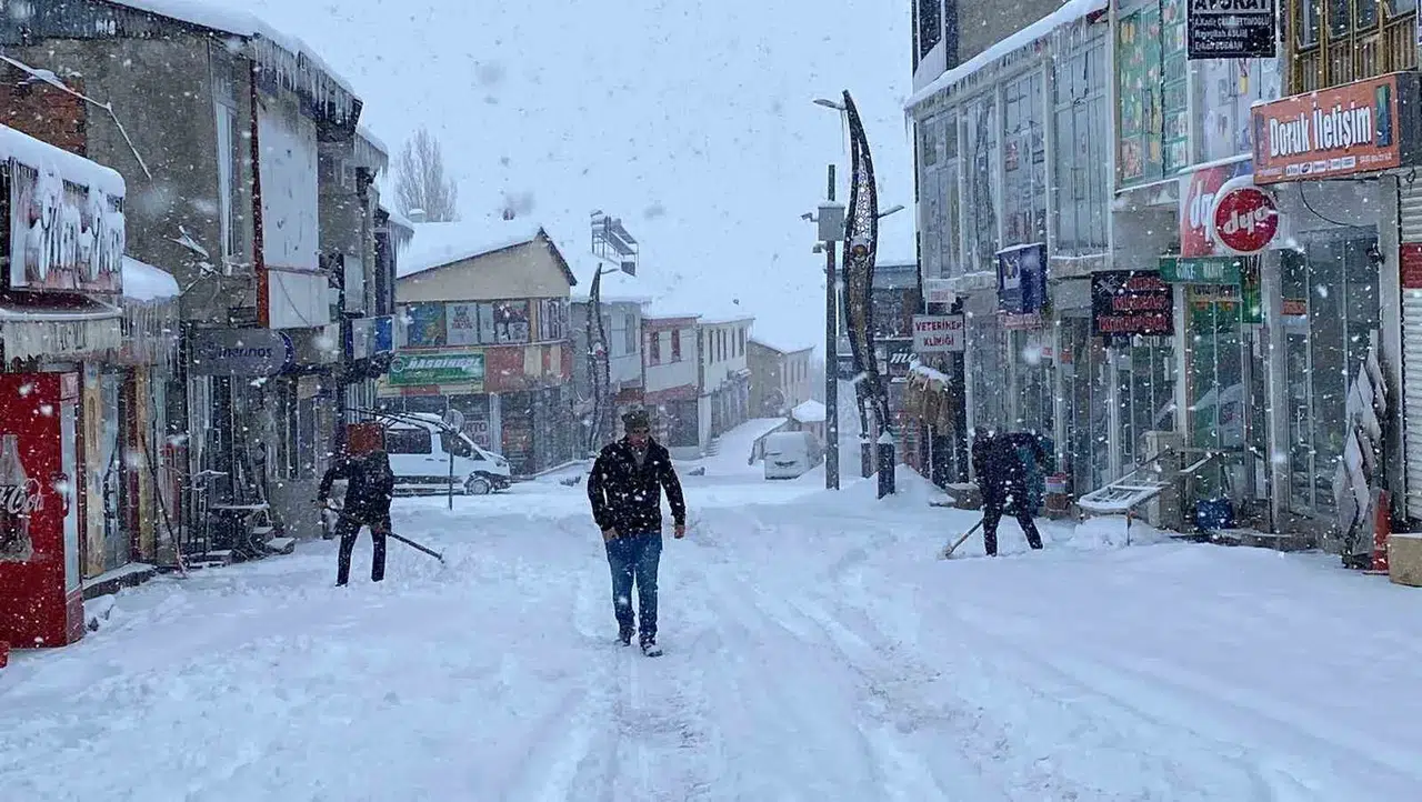 Bingöl’de Kar Esareti: Araçlar Kar Yığını Altında Kaldı