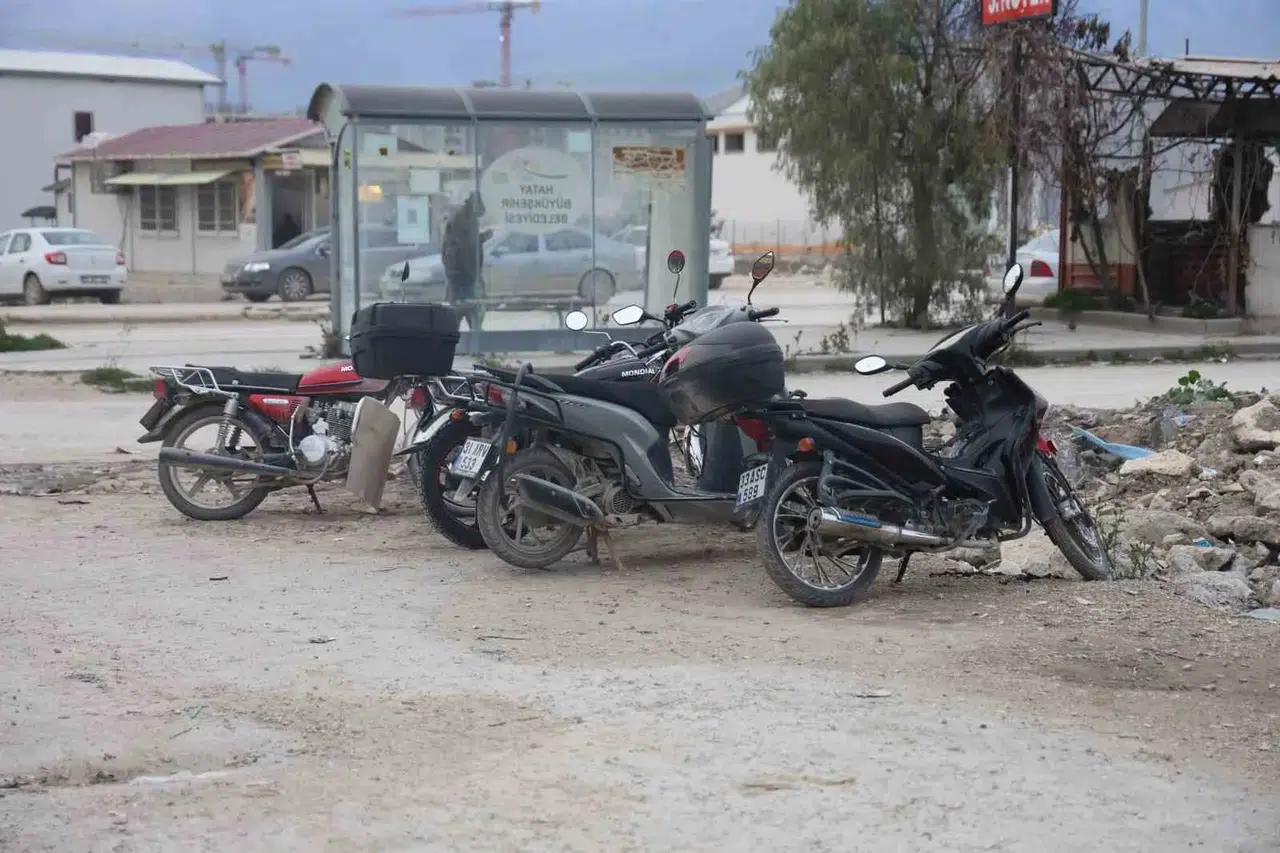 Biri Gözcülük Yaptı, Başkası Motoru Çaldı: O Anlar Kamerada