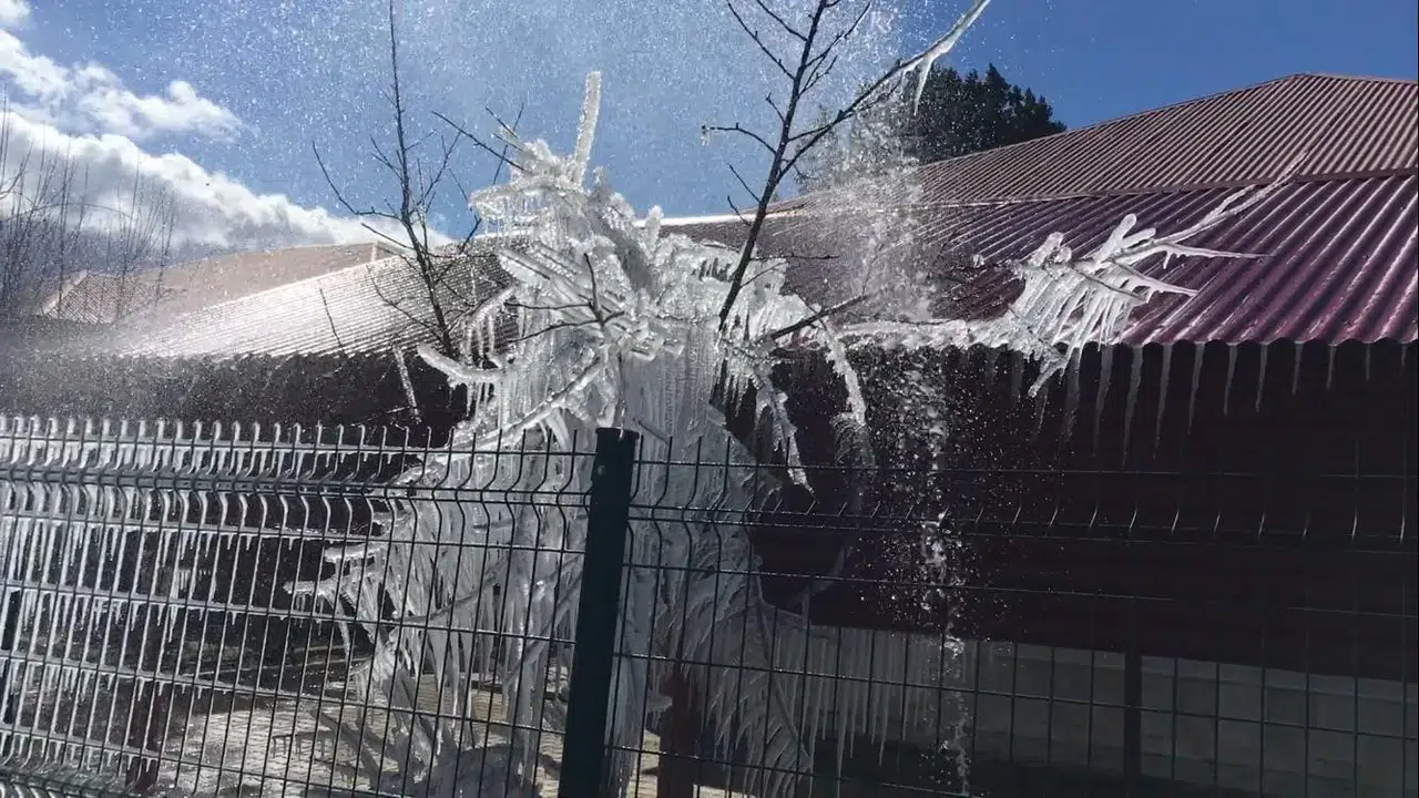 Borulardan Fışkıran Sular Buz Tuttu, Ortaya Değişik Manzaralar Çıktı