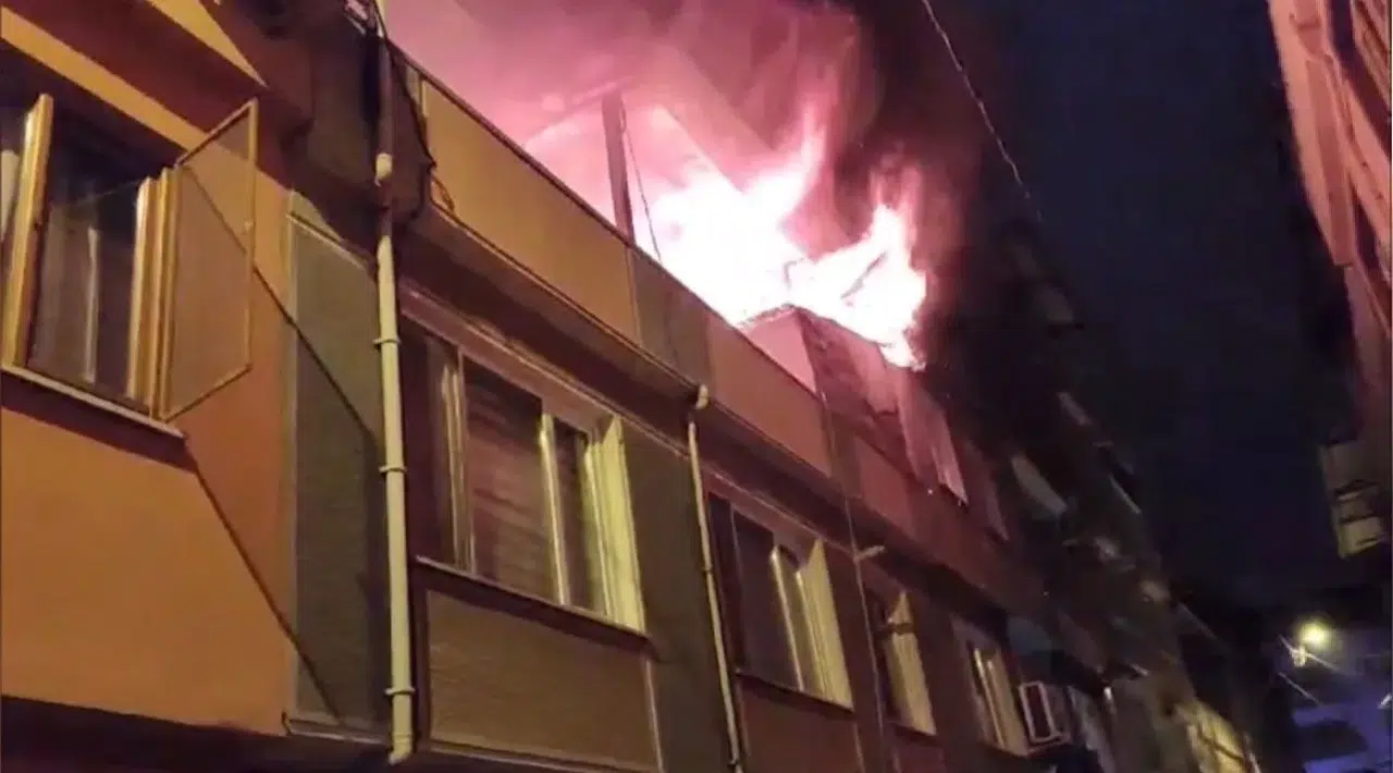Bursa’da Korkutan Yangın: Alevlerle Uğraş Eden Takımların Üzerine Elektrik Teli Düştü
